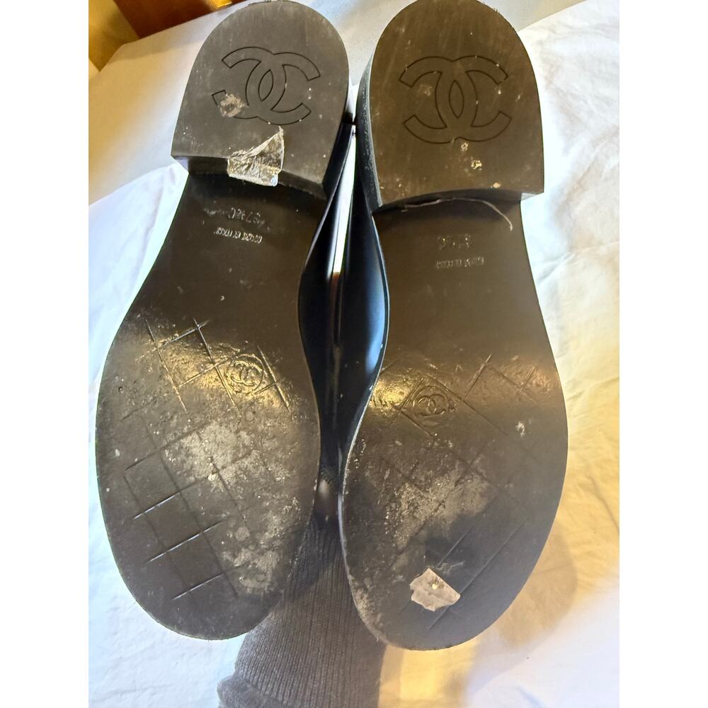 CHANEL Leather Loafers Black w/ Gold Floral CC Logo – Size 37.5 – Excellent - Picture 2 of 2